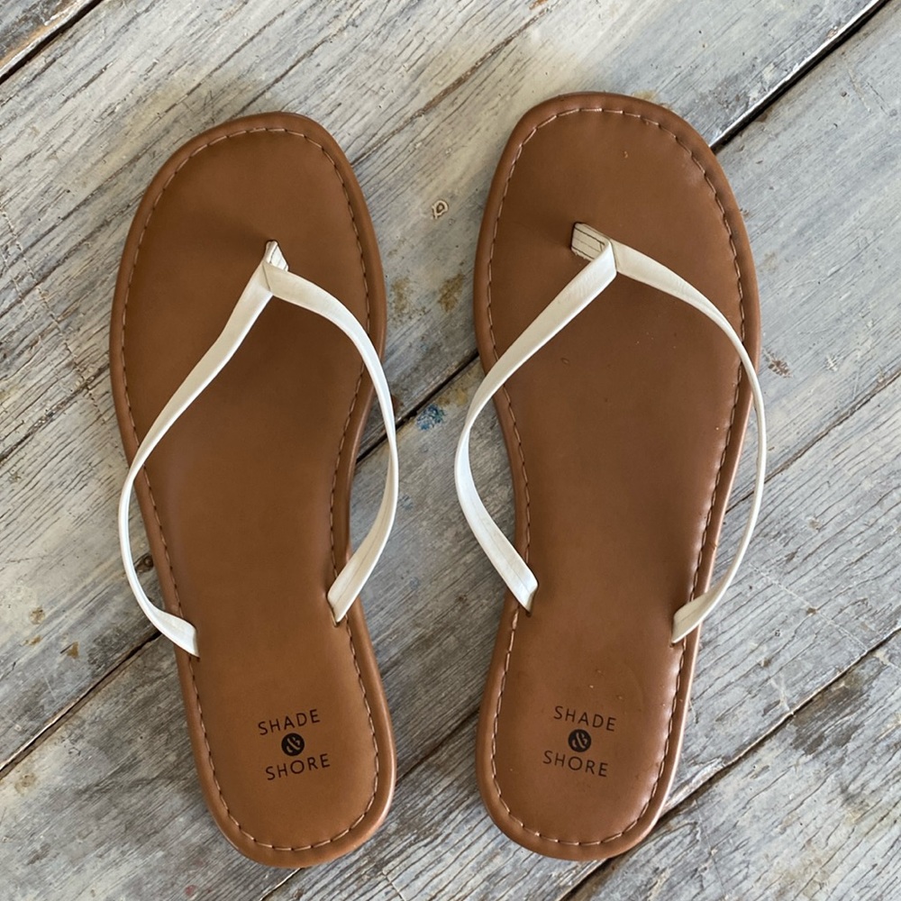 Flip-flops. Brown soul and white straps by shade and shore size 7.